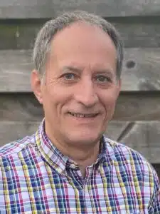 Photo identité Luc Sornin sur fond bois