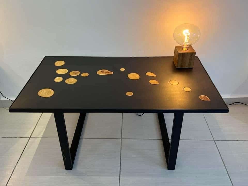 Table en bois et métal réalisé sur mesure avec incrustation en bois