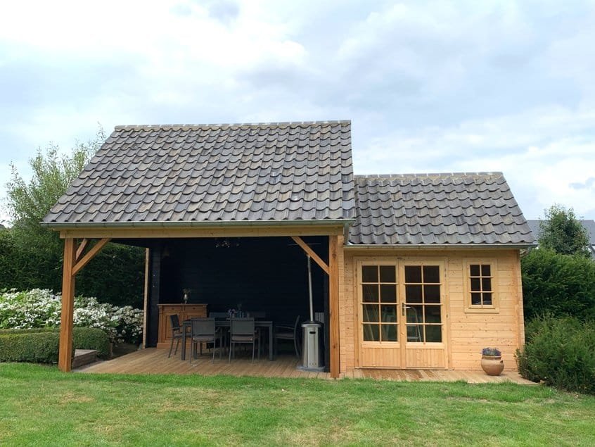 Réalisation d'une construction en bois pour le jardin style cottage